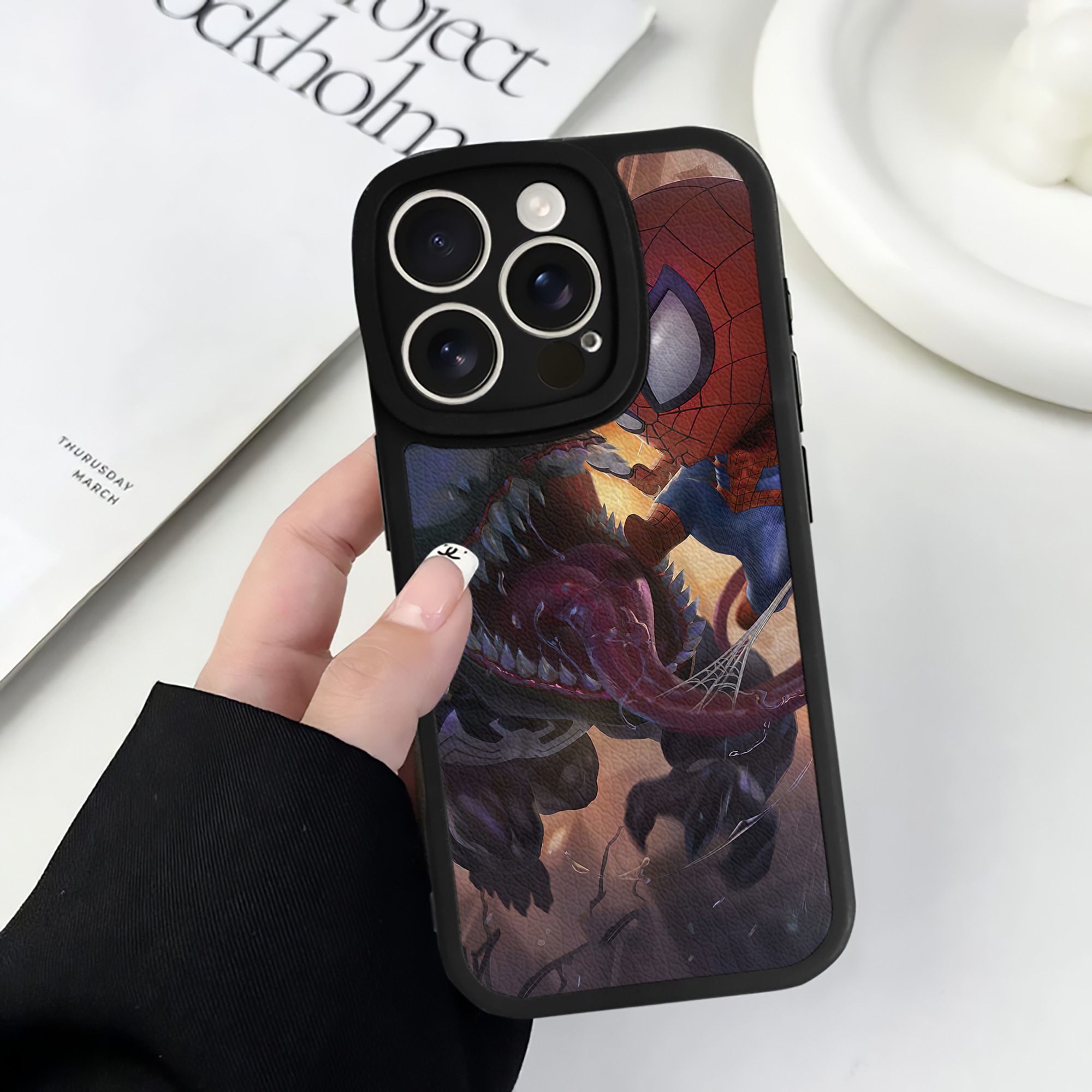 （画像用） Spider Man スパイダーマン 【iPhone 16シリーズ対応】シリコンスマホケース（レザー調） 材質：シリコン